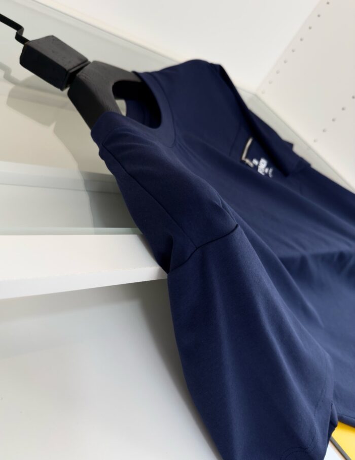 T-shirt casual navy blue, stile semplice e confortevole, perfetta per ogni occasione informale.