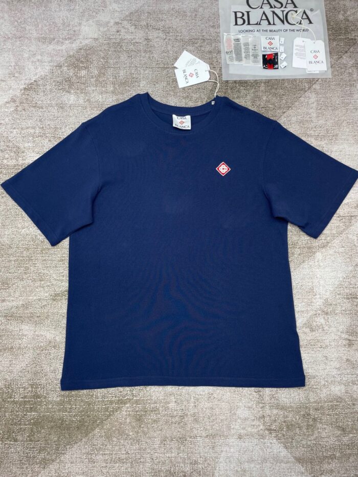 Maglietta navy blù casual con piccolo logo, elegante e versatile, marca Casablanca.