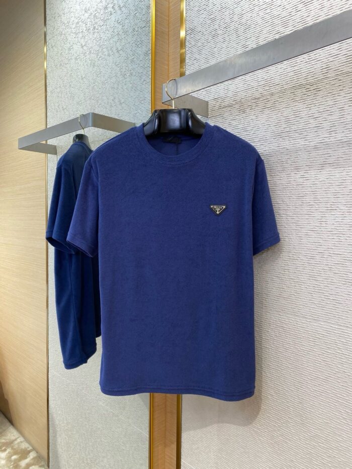 Maglietta navy blue classica con logo ricamato, stile minimalista e elegante per un look casual.