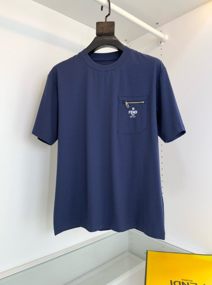 T-shirt blu navy con tasca ricamata floreale, stile casual ed elegante per ogni occasione.
