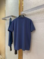 Esposizione di abbigliamento navy blue elegante e casual in boutique di lusso.