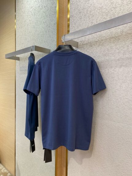 Esposizione di abbigliamento navy blue elegante e casual in boutique di lusso.