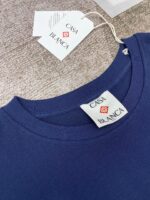 Maglietta navy blue Casa Blanca, etichetta elegante, stile minimalista e qualità premium uomo.