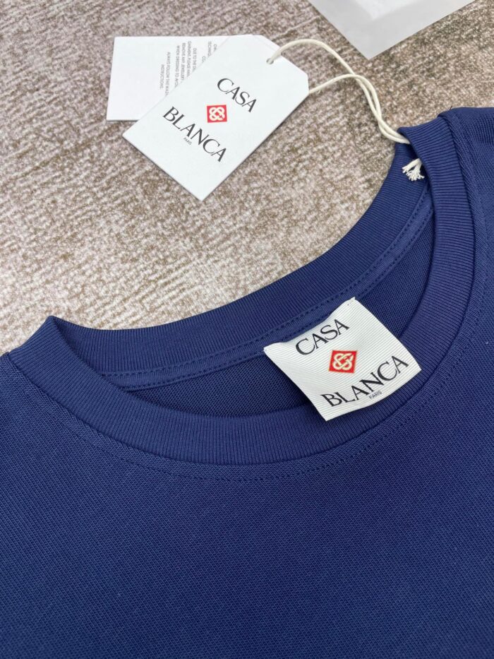 Maglietta navy blue Casa Blanca, etichetta elegante, stile minimalista e qualità premium uomo.