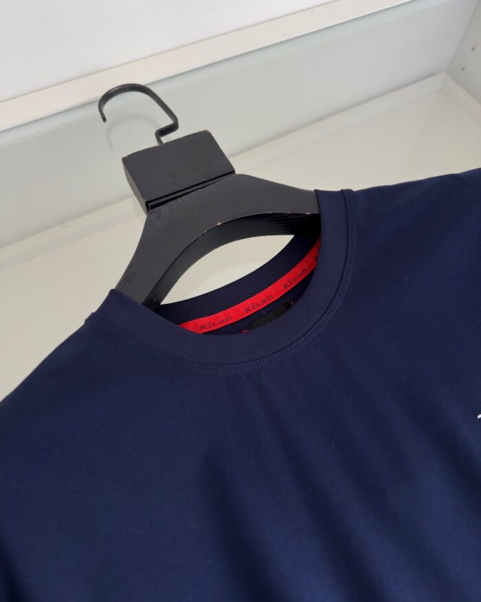 Camicia navy blue a maniche corte con colletto a contrasto rosso, eleganza casual.
