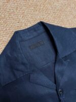Camicia navy con colletto camp, tessuto morbido, stile elegante e versatile per ogni occasione.