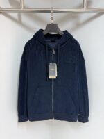 Felpa blu navy in corduroy con cerniera, tasche e cappuccio, perfetta per uno stile casual.