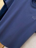 Maglietta navy blue con logo ricamato, casuale e elegante, tessuto morbido e di qualità.