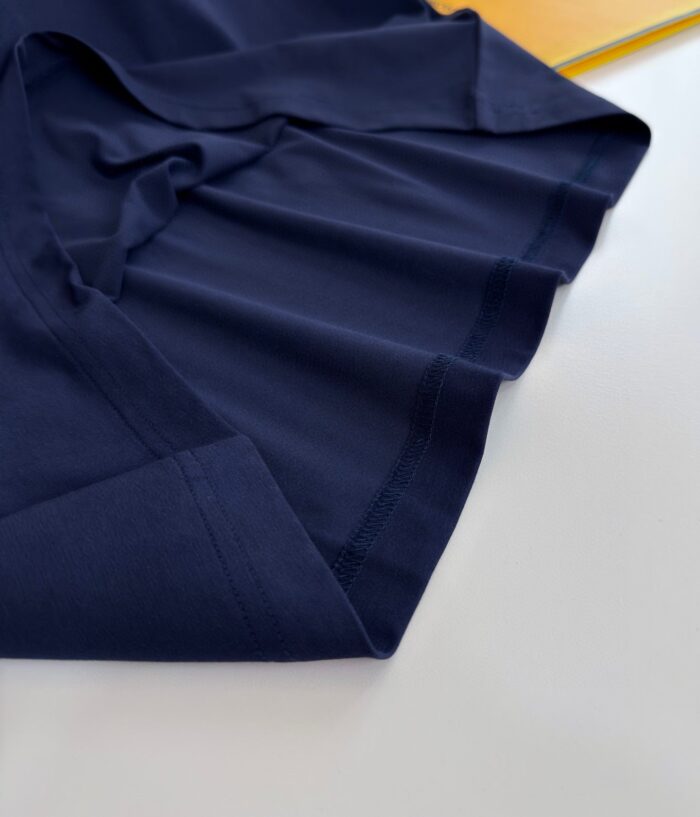 Maglietta navy blue in cotone, stile casual elegante, vestibilità comoda, dettaglio pieghe e cuciture.
