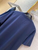 T-shirt navy blue uomo in cotone, stile casual, manica corta, vista posteriore elegante.