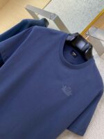 T-shirt navy blu uomo con logo ricamato, stile casual e versatile per ogni occasione.