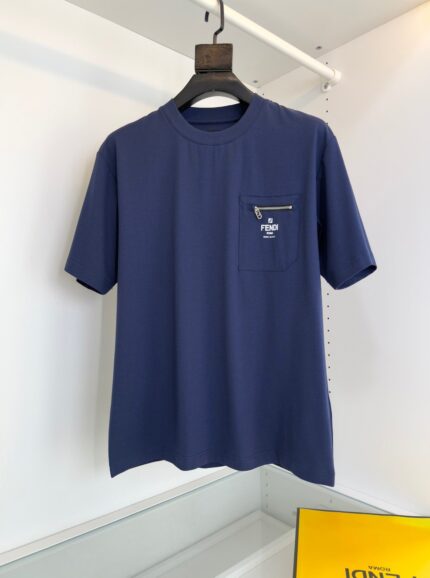 T-shirt navy blue con taschino, design moderno e stile casual, ottima per ogni occasione.