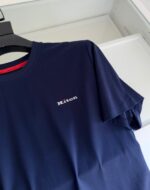 T-shirt navy blu con ricamo Xiton, girocollo a contrasto rosso, stile casual e versatile.