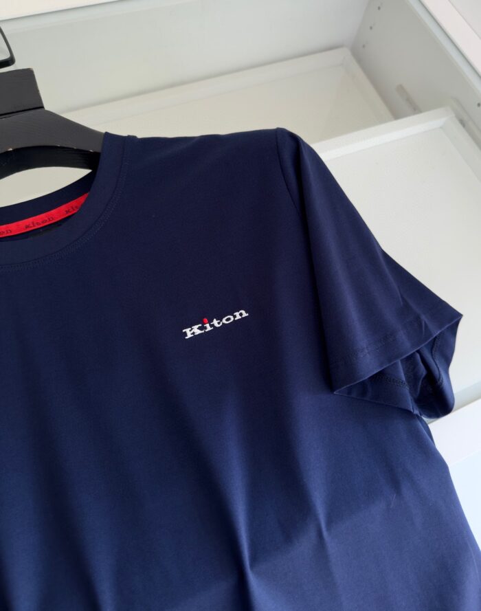 T-shirt navy blu con ricamo Xiton, girocollo a contrasto rosso, stile casual e versatile.