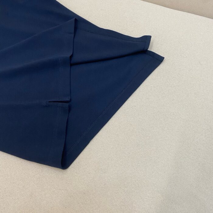 Tessuto blu navy morbido, leggero, con pieghe eleganti e finitura accurata.