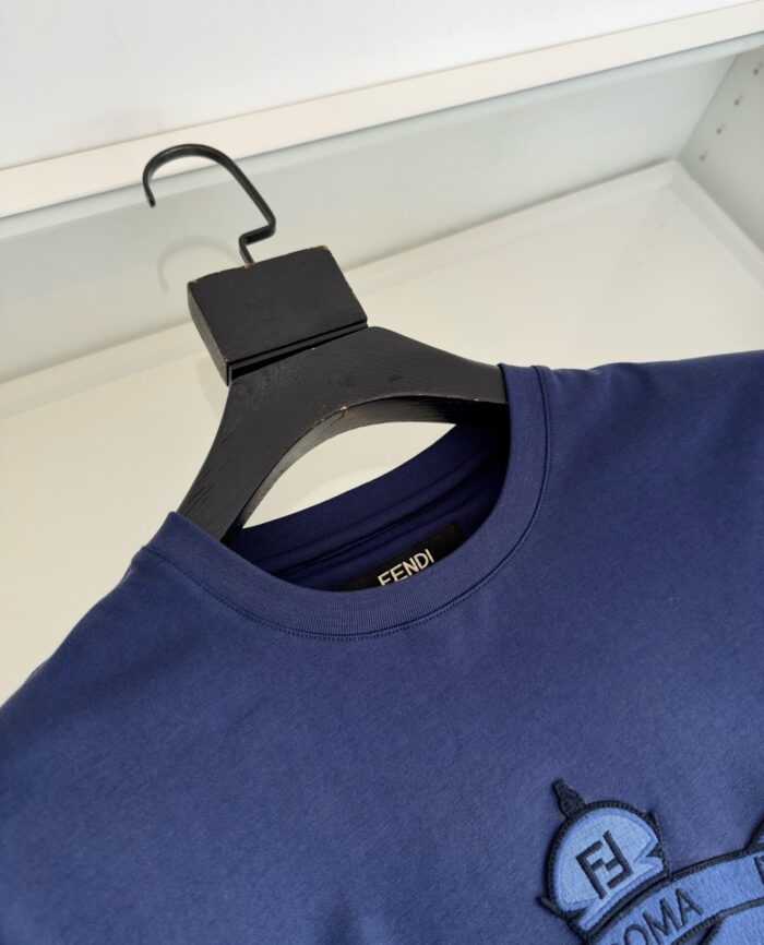 Maglietta Fendi blu navy con logo elegante, tessuto di alta qualità, presenta uno stile raffinato.