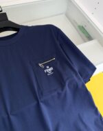 Maglietta Fendi navy con tasca con zip e logo bianco, stile casual elegante.