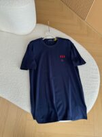 T-shirt navy blue con logo rosso a tre linee, stile moderno e casual; ideale per ogni occasione.
