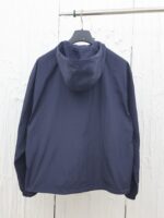 Giacca leggera navy con cappuccio, stile minimalista, perfetta per ogni occasione.