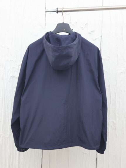 Giacca leggera navy con cappuccio, stile minimalista, perfetta per ogni occasione.