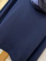 Felpa blu navy semplice, confortevole e versatile per look casual e quotidiano.