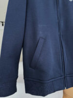 Felpa blu navy con zip frontale, tasca frontale, stile minimalista e confort casual.