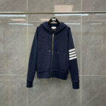 Felpa Navy Blu con Strisce Bianche, cappuccio e chiusura a zip, stile sportivo e versatile.