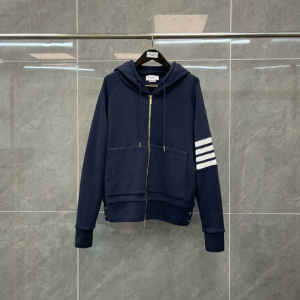 Felpa Navy Blu con Strisce Bianche, cappuccio e chiusura a zip, stile sportivo e versatile.