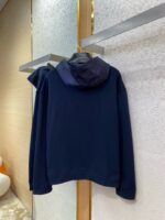 Felpa con cappuccio navy minimalista, comoda e versatile per stile casual e quotidiano.