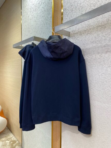 Felpa con cappuccio navy minimalista, comoda e versatile per stile casual e quotidiano.