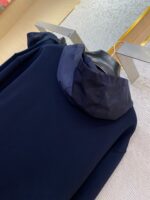 Felpa navy con colletto contrasto, stile casual elegante, accessorio ideale per outfit outdoor.