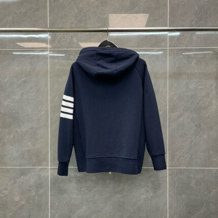 Felpa navy con cappuccio, strisce bianche sulle maniche, stile sportivo casual.