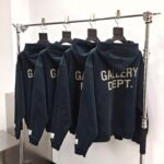 Felpe navy blue GALLERY DEPT. in esposizione, stile streetwear sofisticato e alla moda