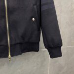 Giacca navy con zip, dettaglio sportive e dettaglio polsino elasticizzato.