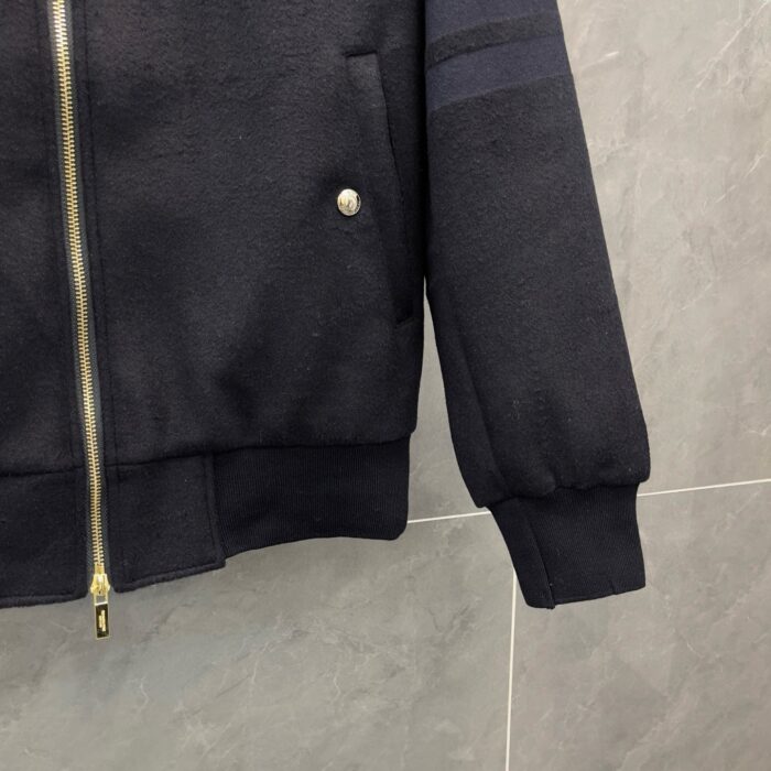 Giacca navy con zip, dettaglio sportive e dettaglio polsino elasticizzato.