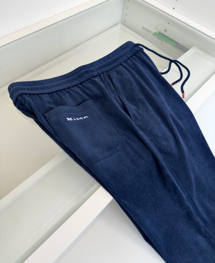 Pantaloni jogger navy in morbido tessuto con coulisse, stile minimal e confortevole.