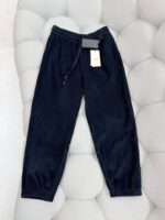 Pantaloni loungewear navy blue con elastico, tasche e tessuto leggero, comodi e versatili.