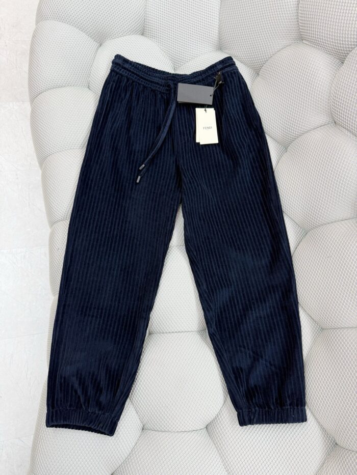 Pantaloni loungewear navy blue con elastico, tasche e tessuto leggero, comodi e versatili.