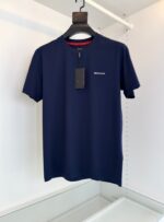 Maglietta navy blue a manica corta con logo bianco e dettaglio rosso interno.