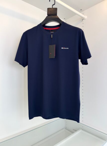 Maglietta navy blue a manica corta con logo bianco e dettaglio rosso interno.