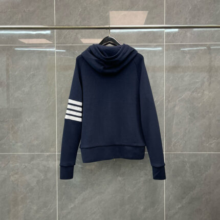 Felpa navy blue con cappuccio, strisce bianche sulle maniche, stile casual e sportivo.
