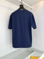 Maglietta navy blue semplice e elegante, ideale per ogni look casual o semi-formale.