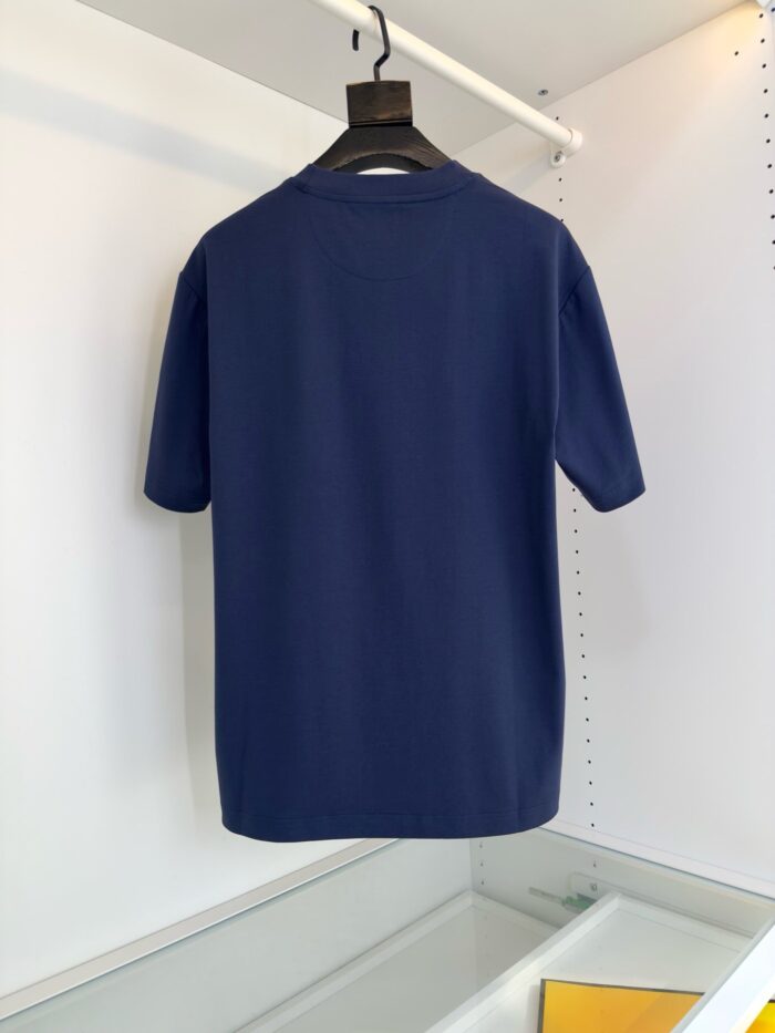 Maglietta navy blue semplice e elegante, ideale per ogni look casual o semi-formale.