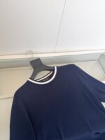 Maglione navy blue con bordo a righe, stile casual e versatile, perfetto per lautunno.