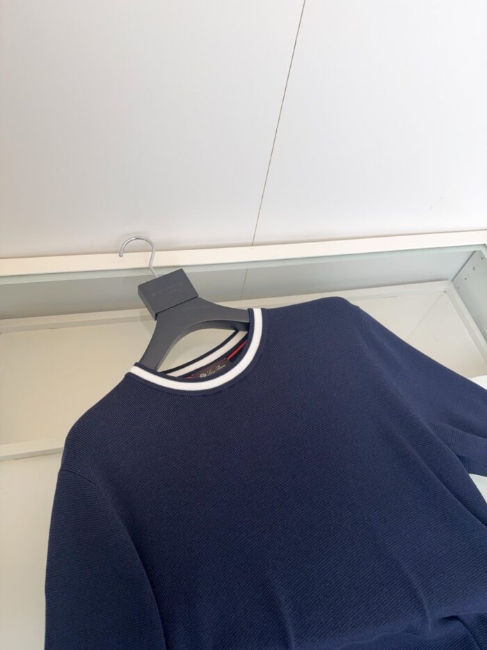 Maglione navy blue con bordo a righe, stile casual e versatile, perfetto per lautunno.