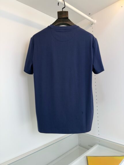 T-shirt navy blue classico a manica corta su appendiabiti, stile minimalista e versatile.