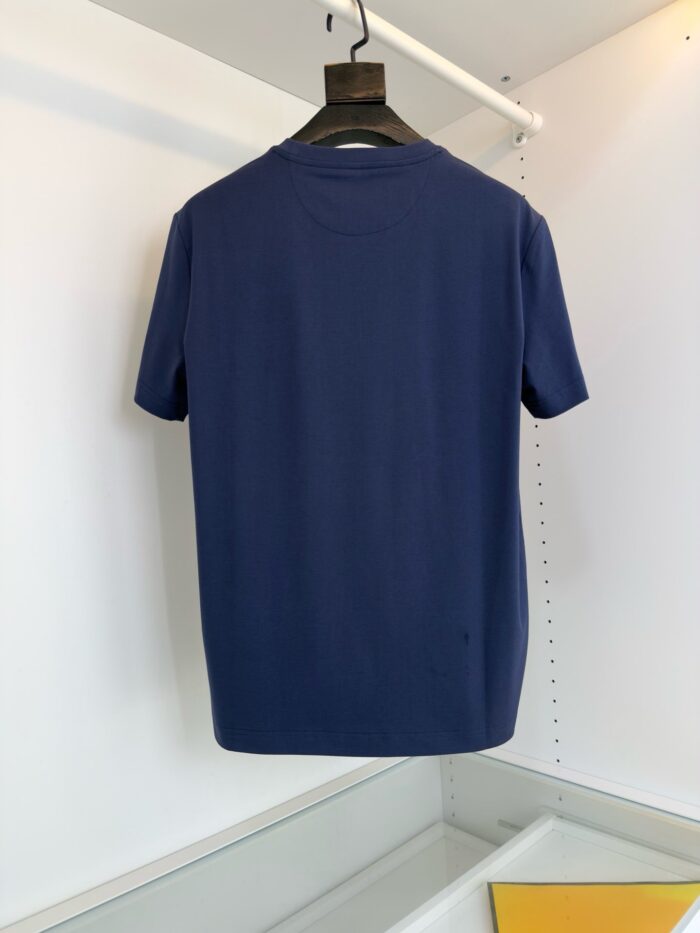 T-shirt navy blue classico a manica corta su appendiabiti, stile minimalista e versatile.