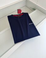 Maglietta navy blue minimalista con logo ricamato, collo rotondo e dettaglio rosso interno.