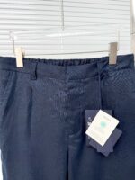 Pantaloni navy blue eleganti con pieghe, vita elasticizzata e tessuto lucido, ideali per ogni occasione.