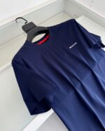 Maglietta navy blu con logo bianco minimalista, comfort elegante per ogni occasione.